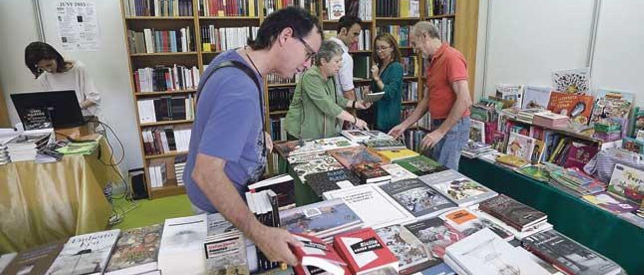 Interior de una de las paradas de la Fira del Llibre de Palma, en su edición correspondiente al año pasado.