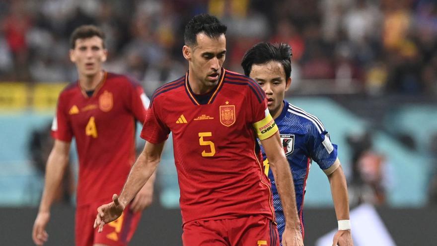 Busquets conduce la pelota frente a Japón en su penúltimo partido con la selección. |  // EFE