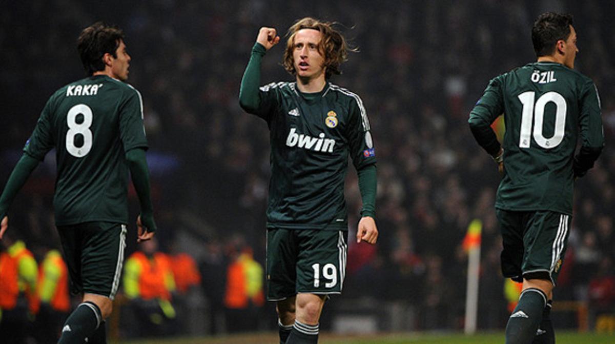 Modric celebra el seu gol davant de Kaká i Özil. Modric celebra el seu gol davant de Kaká i Özil.