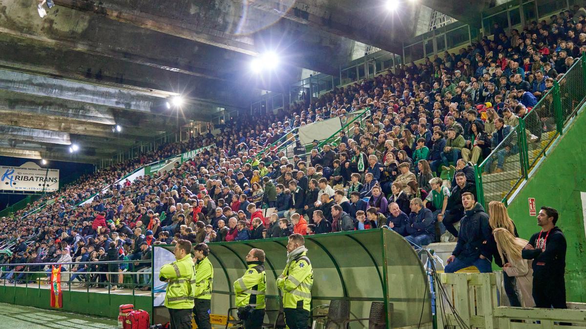 Zona de tribuna durante el partido contra el Girona.