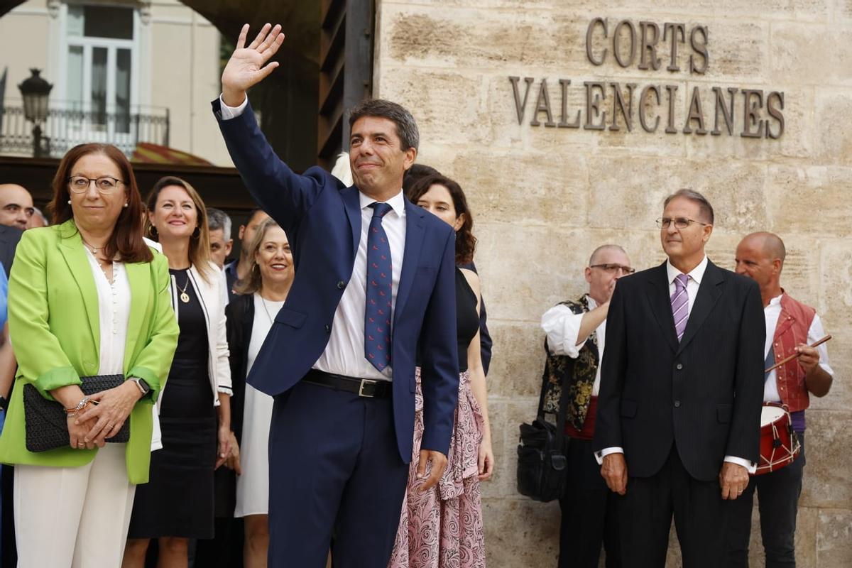 Carlos Mazón luciendo la corbata de los zapatos de Elda mientras saludaba esta mañana en las Cortes Valencianas.