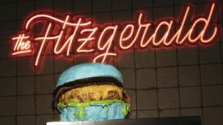 ¿Te comerías la 'burger' azul diseñada por Rauw Alejandro, el novio de Rosalía?