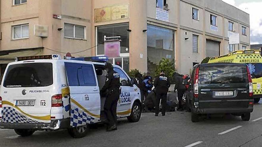 Policías y sanitarios atienden al motorista herido, ayer en el polígono de Son Castelló