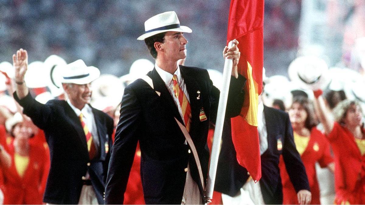 El entonces príncipe Felipe viste uno de los trajes de Toni MIró, en la inauguración de los Juegos Olímpicos del 92 en Barcelona.