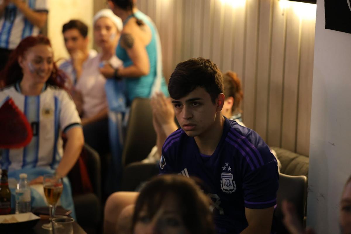 Los aficionados argentinos en Córdoba vibran con su equipo en la final del Mundial 2026