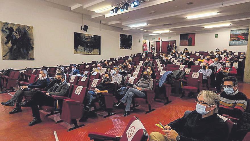 El público asiste a la jornada de debate