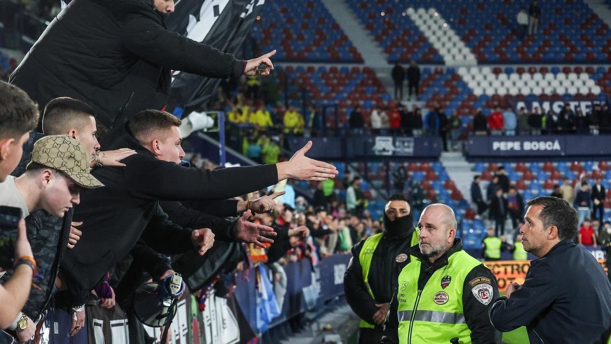 Luís Castro dialoga con los seguidores del Levante tras caer ante el Villarreal.