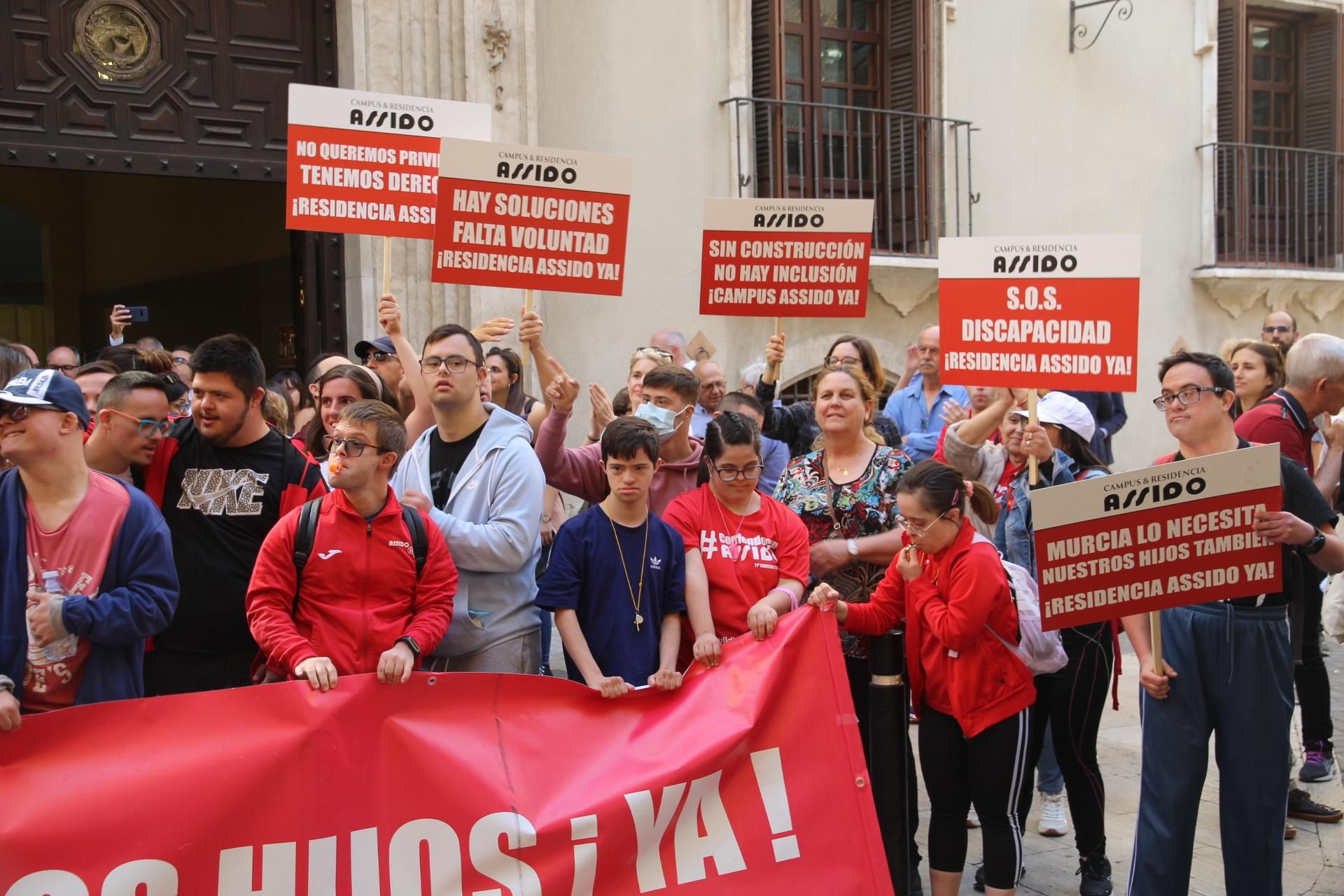 Concentración de Assido en Murcia ante la CHS