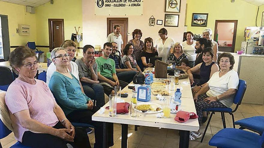 Vecinos de Orro, reunidos el viernes en el local de la asociación para ultimar detalles de la jornada de hoy.