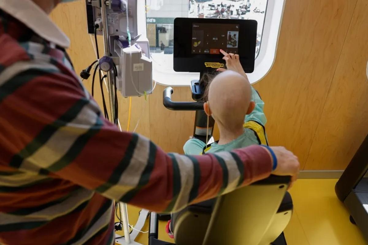 Un niño con cáncer prueba las nuevas instalaciones de la primera aceleradora para niños pacientes oncológicos en el Hospital Universitario La Paz