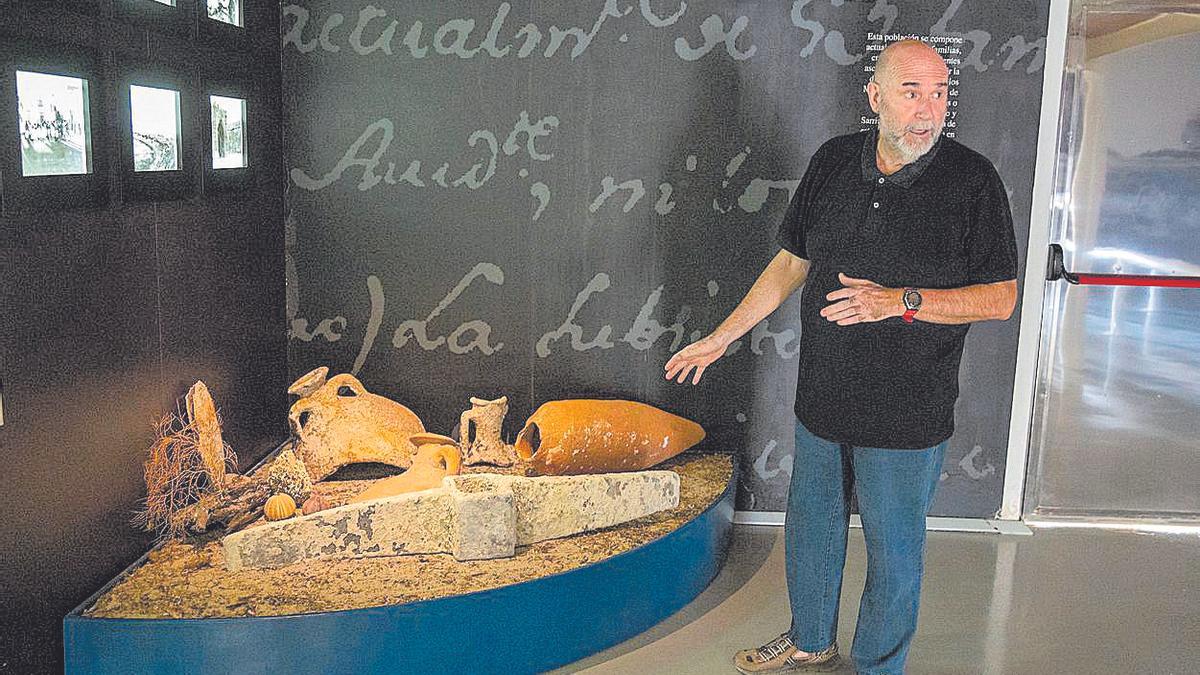 José Manuel Pérez Burgos explica la muestra expositiva que hay en la sala audiovisual del Museo de Nueva Tabarca.