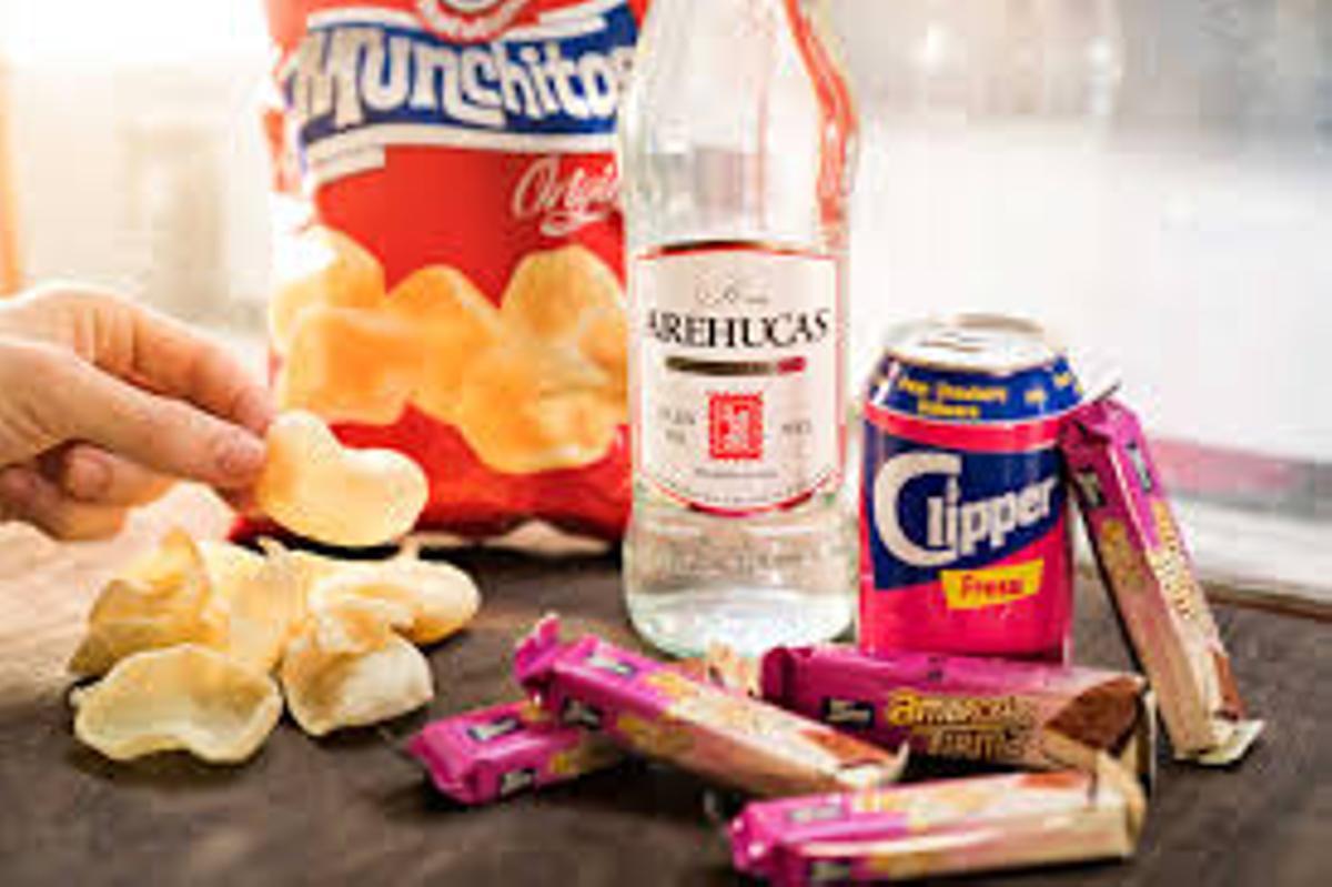Un "bodegón canario" con Munchitos, Ron Arehucas, Clipper y Ambrosías Tirma