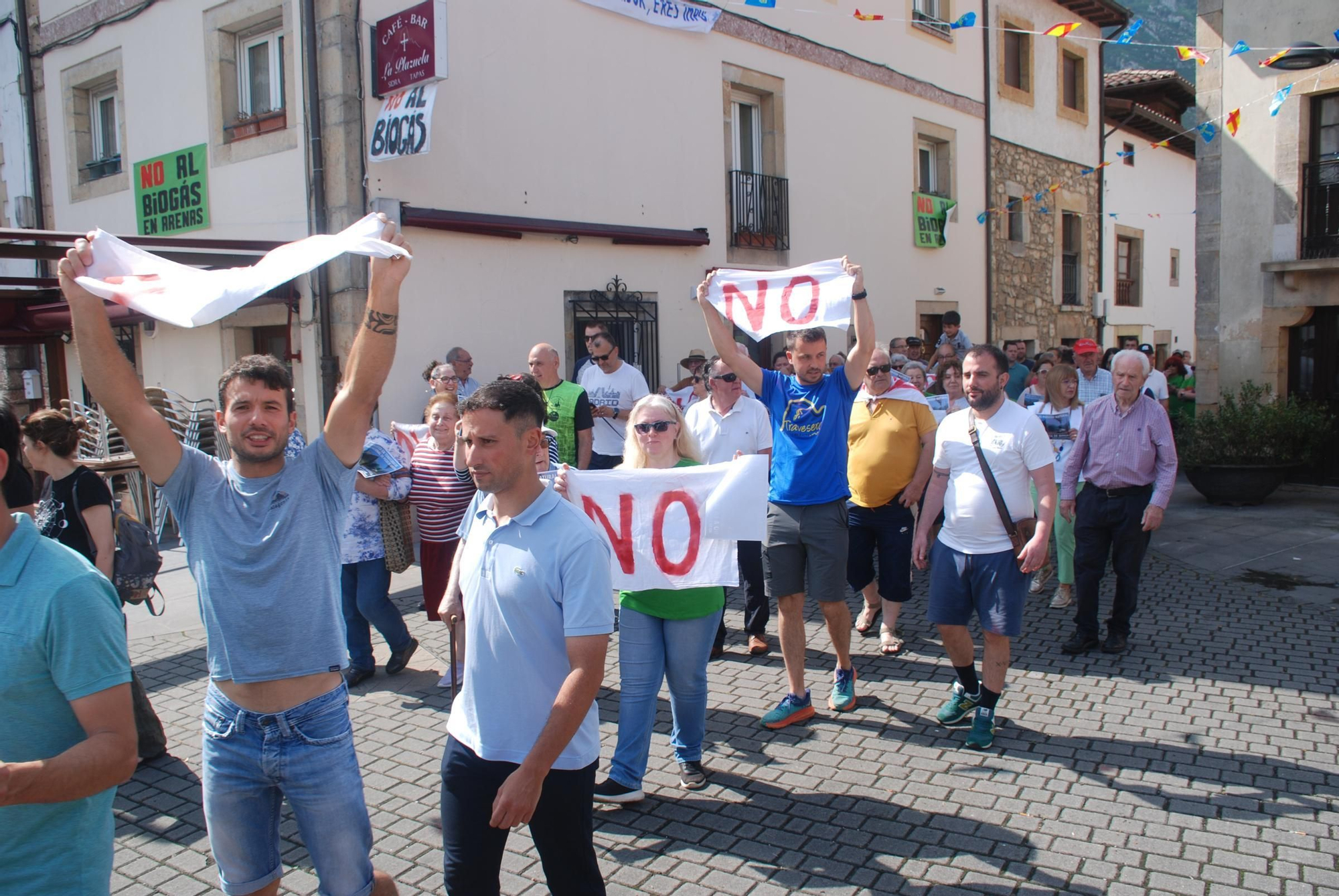 Manifestación contra la planta de biogás en Arenas de Cabrales