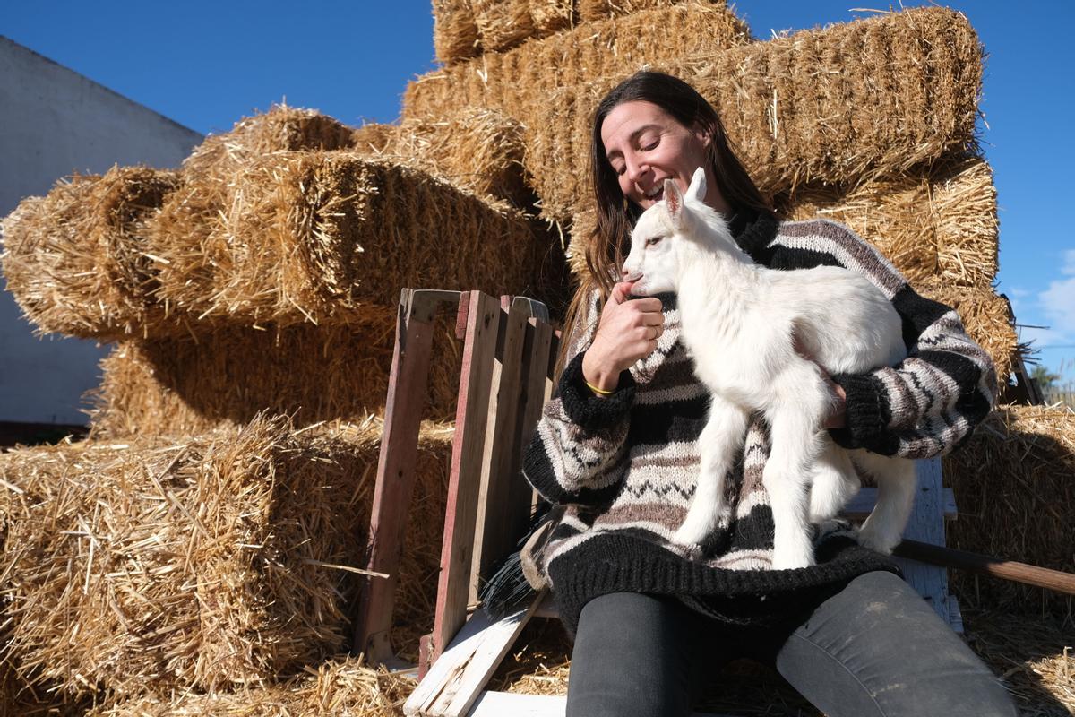 La ganadera Marta Gilabert en su explotación de Matola con una cabrita.