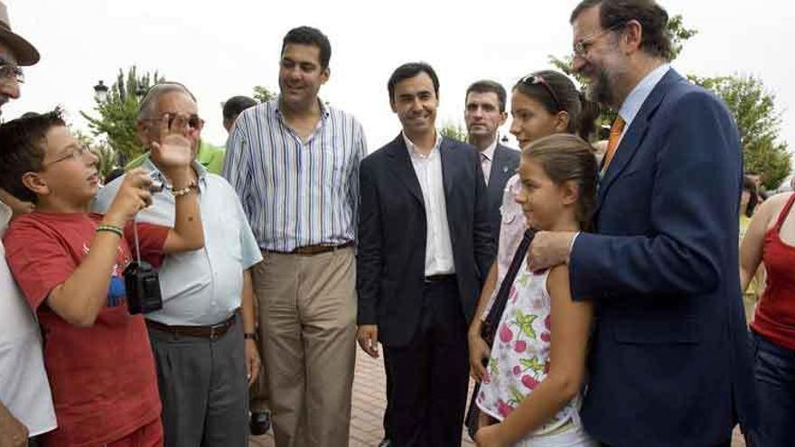 Fernando Martínez Maíllo sonríe a la cámara mientras Rajoy se fotografía con una niña en los paseos de la Mota Vieja.