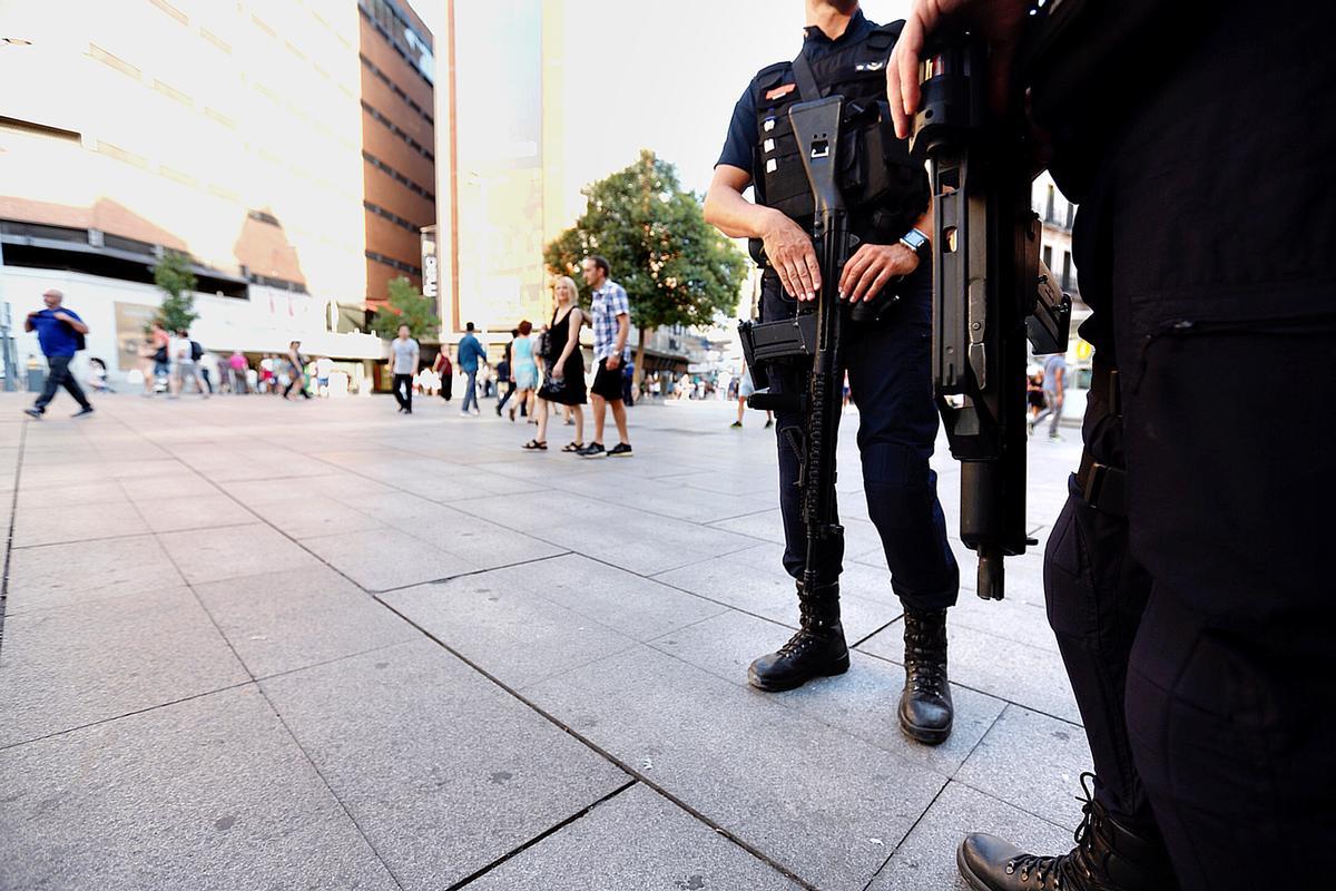 Refuerzos de policía nacional en la céntrica calle comercial de Preciados de Madrid.