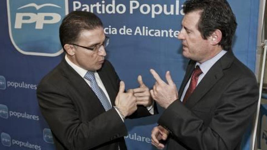 Serafín Castellano bromea con José Císcar ayer en la sede provincial del PP.