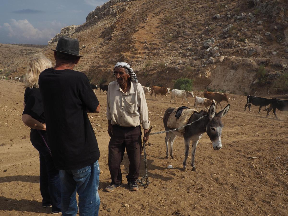 Daphne y Guy hablan con un pastor palestino. La soledad de los activistas israelís anti-ocupación.
