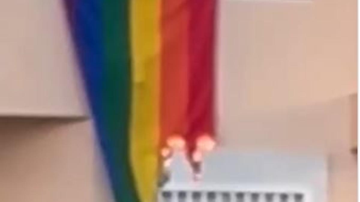 Imagen de la bandera arcoiris quemándose