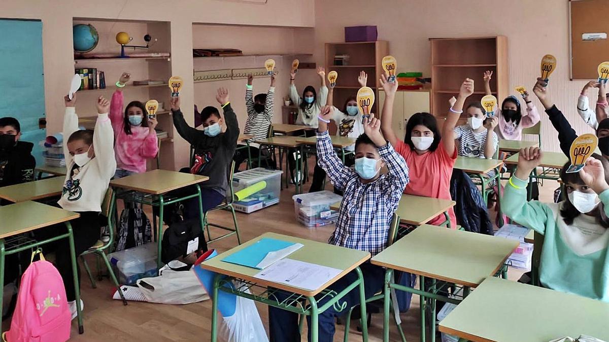 Alumnos del CEIP A Torre-Cela muestran el original regalo que le dieron en su primer día de clase.   | //  CEDIDA. 