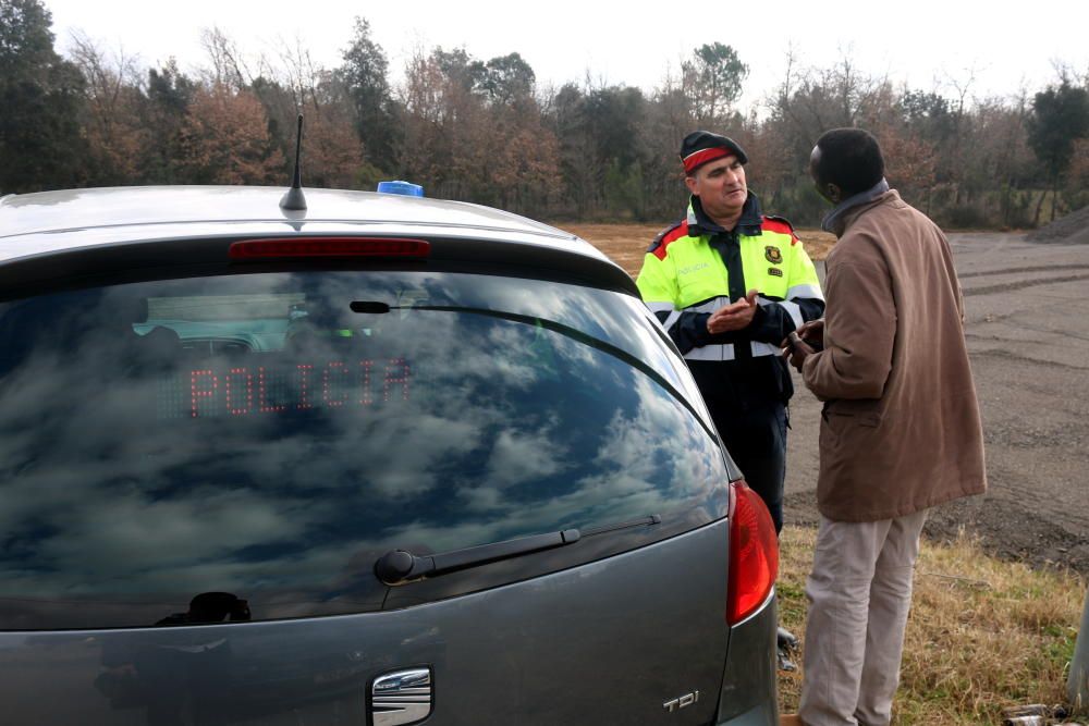 La patrulla del vehicle espiell denunciant un camioner que parlava pel mòbil mentre circulava pel tram gratuït de l'autopista AP-7 a Girona