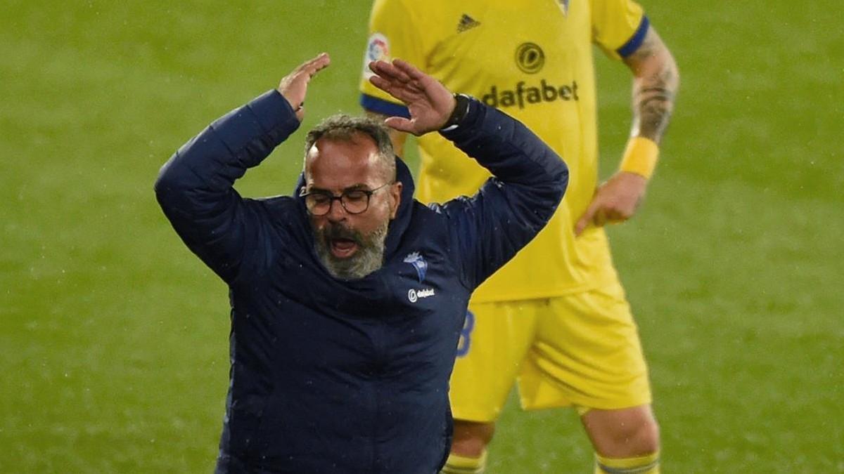 Álvaro Cervera, técnico del Cádiz, gesticula durante un encuentro liguero