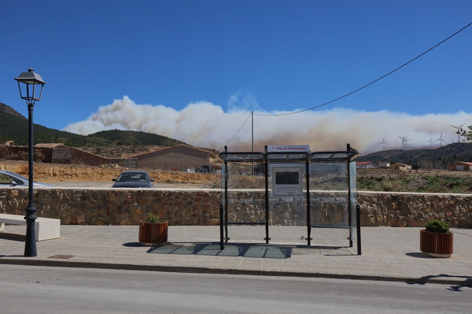 Los vecinos de Pina de Montealgrao observan el incendio con preocupación