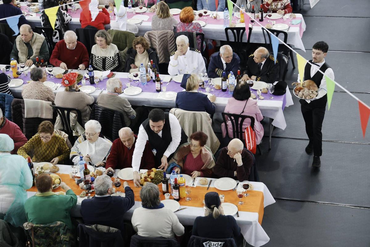 Tributo a los mayores de Ames con más de mil kilos de cocido y música