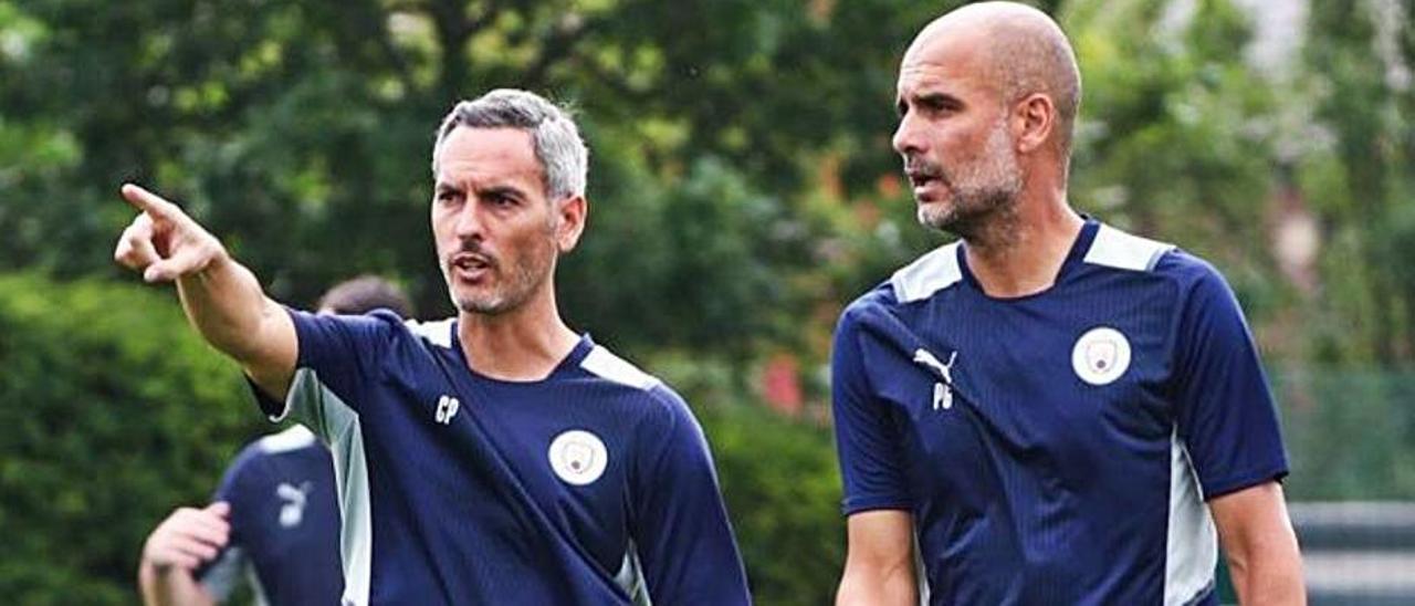 Vicens departe con Guardiola durante un entrenamiento. | MANCHESTER CITY