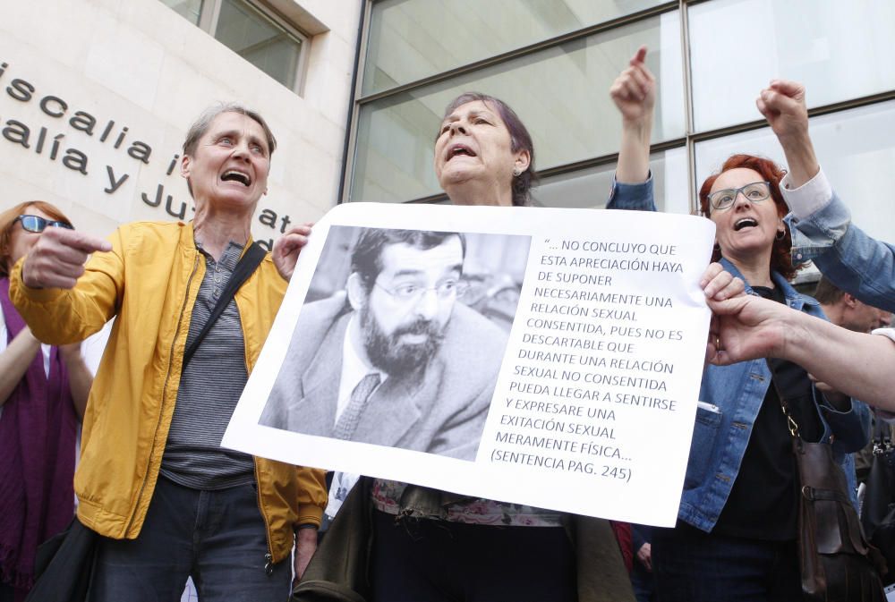 Concentración ante los juzgados de València en rechazo a la sentencia de La Manada