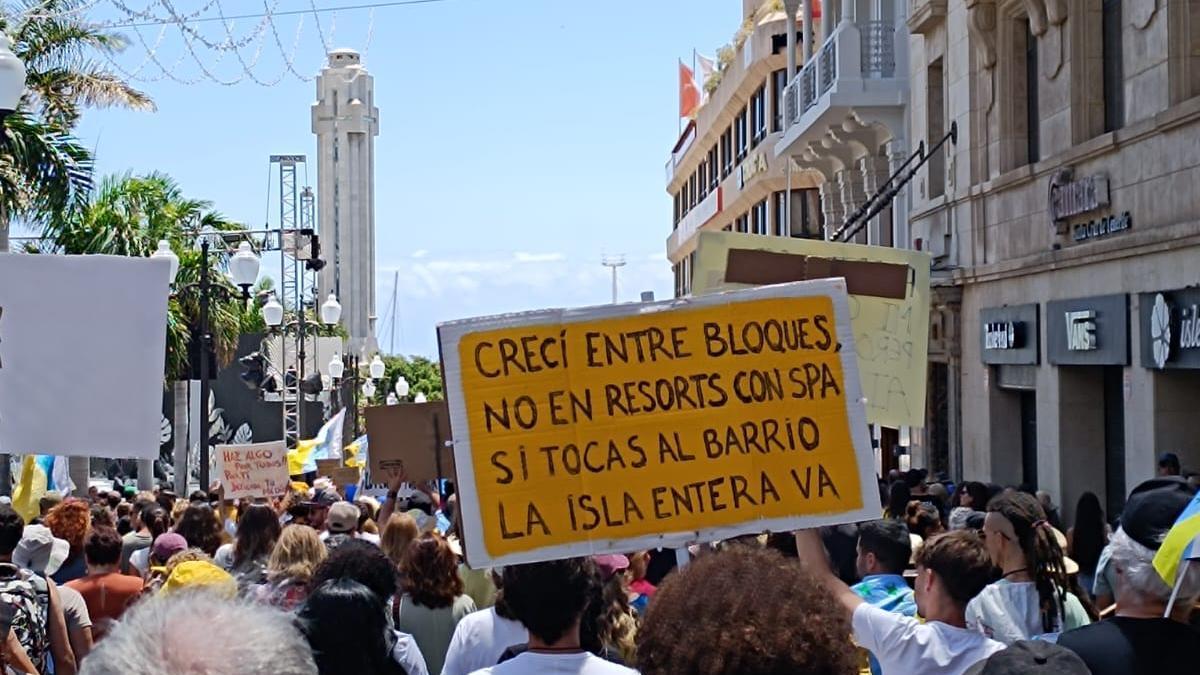 Una de las pancartas de la manifestación del 18M en Tenerife