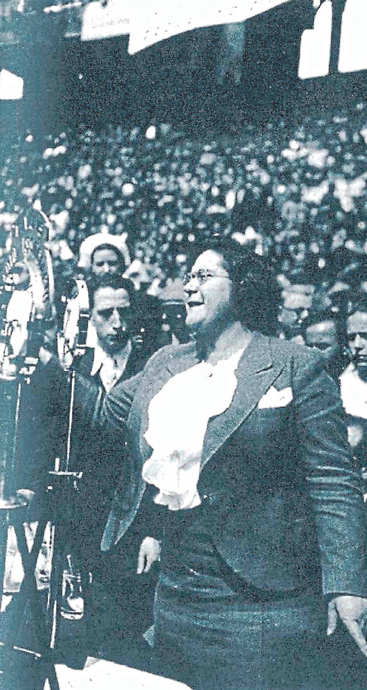 Federica Montseny durante un mitin en la II República