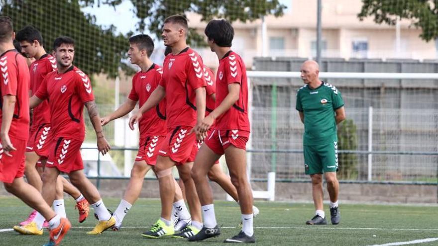 Albert Pedra da el susto en el entrenamiento albinegro