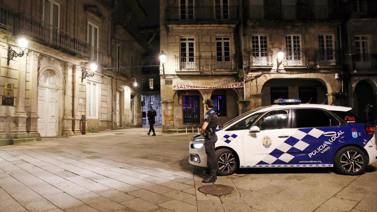 Una patrulla de la Policía Local en un control nocturno en Vigo.