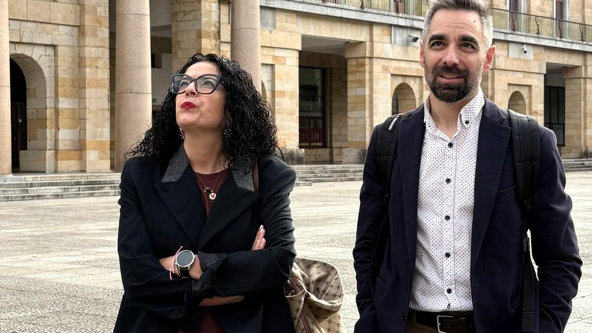 La consejera de Cultura, Vanessa Gutiérrez, ayer con el arquitecto Valentín Arrieta en la Laboral.