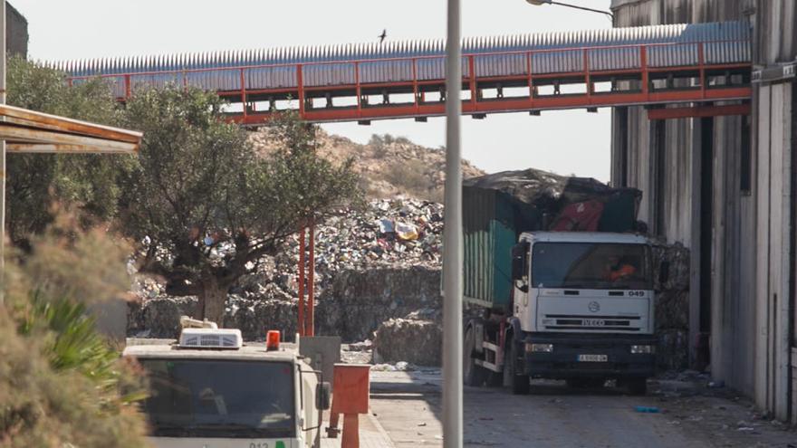 Un camión con residuos en la planta de Elche.