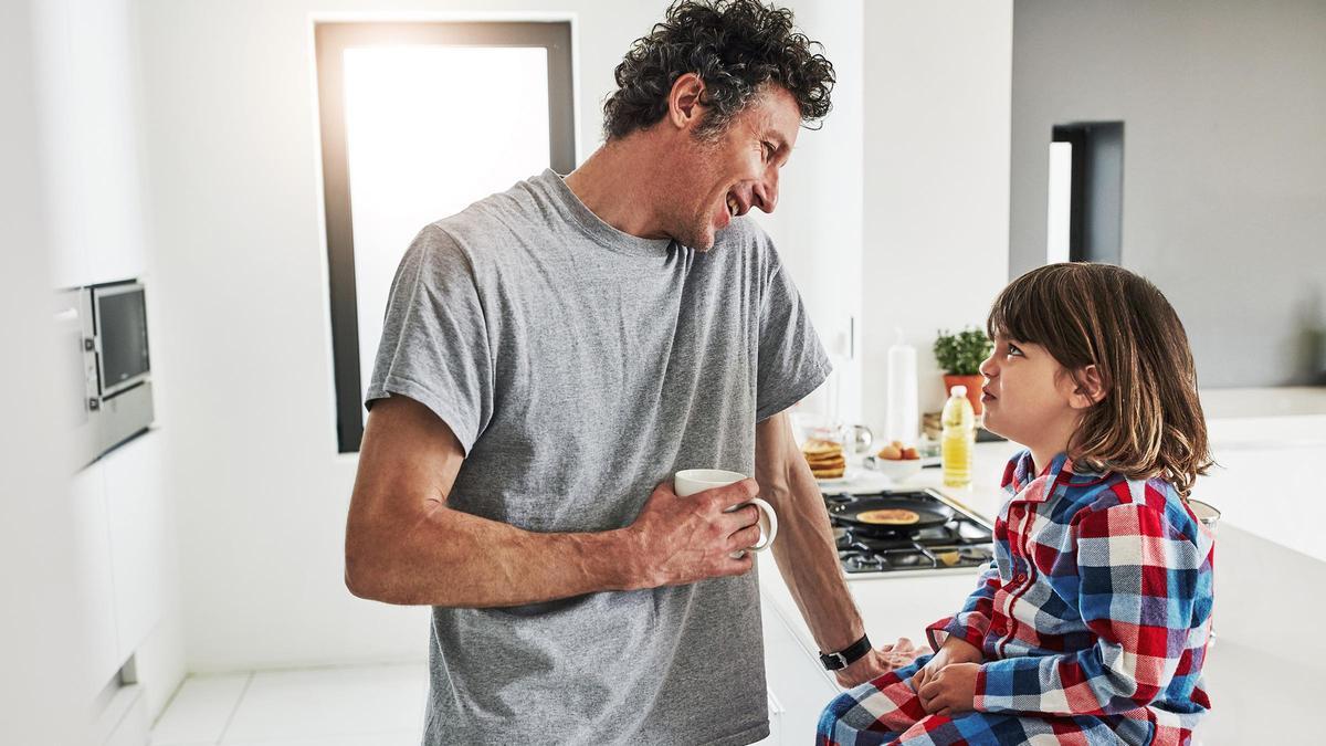 Un padre habla con su hijo