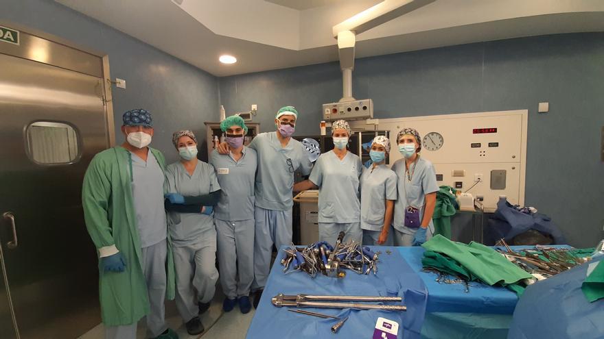 El Hospital de Torrevieja realiza una intervención pionera en la provincia para corregir la escoliosis