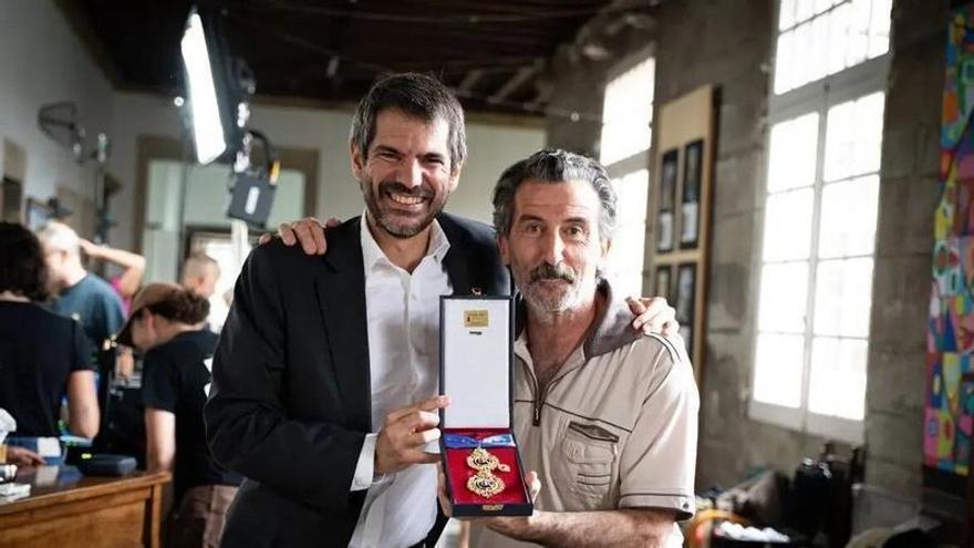 El actor gallego Luis Zahera recibe la Medalla de Oro de las Bellas Artes durante el rodaje de la serie «Animal» en Santiago