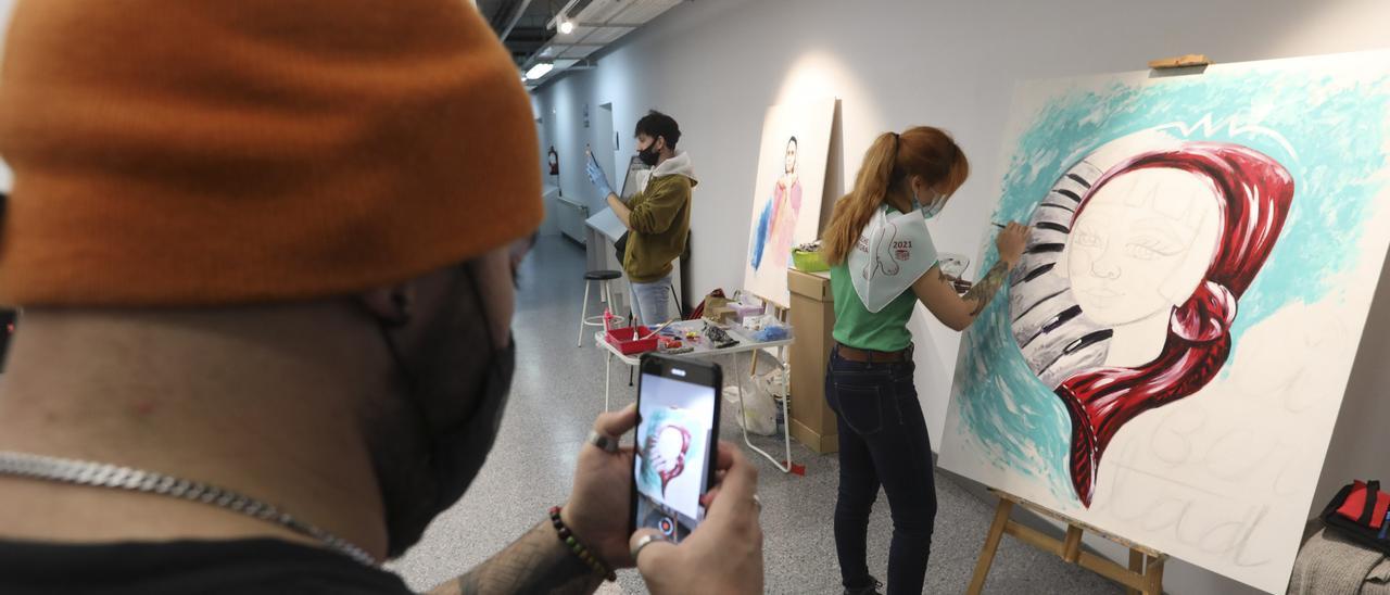 Un taller de pintura en una pasada edición de la Noche Negra de Avilés.