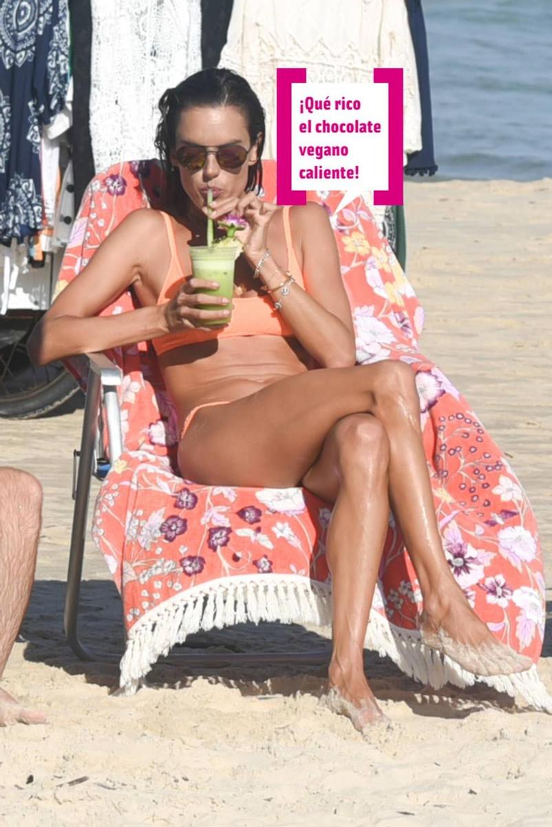 Alessandra Ambrosio bebiendo un zumo en la playa en Brasil