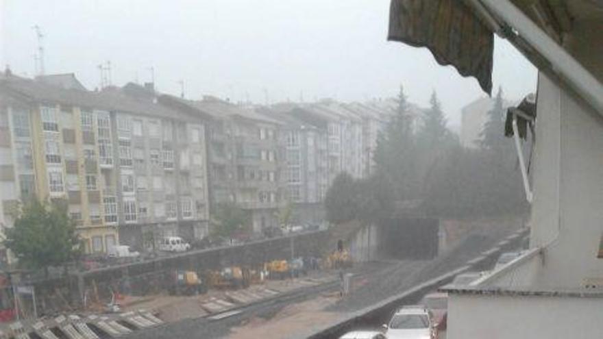 Una lluvia torrencial en Ourense deja el centro inundado