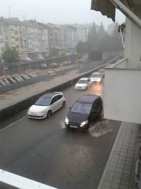 Una lluvia torrencial en Ourense deja el centro inundado. // FdV | Brais Lorenzo