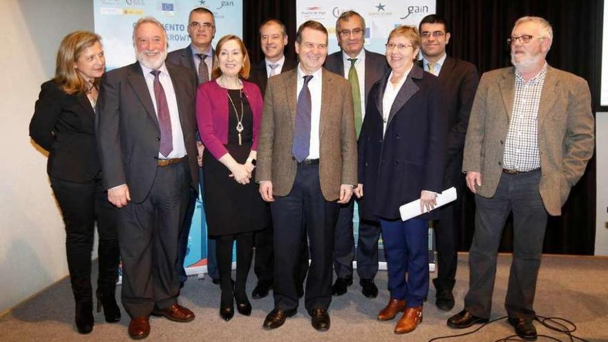 Teresa Pedrosa, Enrique López Veiga, Santiago Villanueva, Ana Pastor, Salustiano Mato, Abel Caballero, José Llorca, Rosa Quintana, Manuel Varela y Xosé Manuel Pazos, ayer en la presentación. // Ricardo Grobas