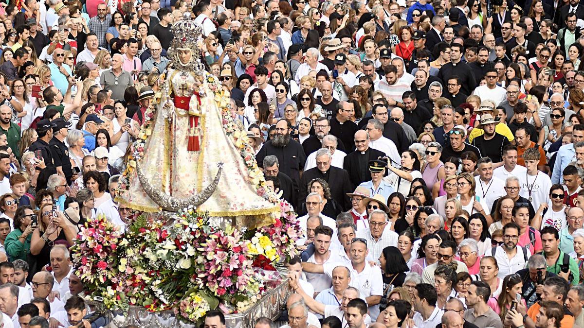 La Virgen de la Fuensanta ha vestido para la romería un manto de seda blanca bordado en flores de colores.