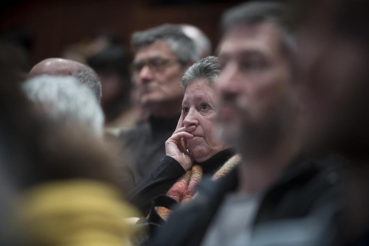 Un dels assistents a l'acte segueix amb atenció els testimonis