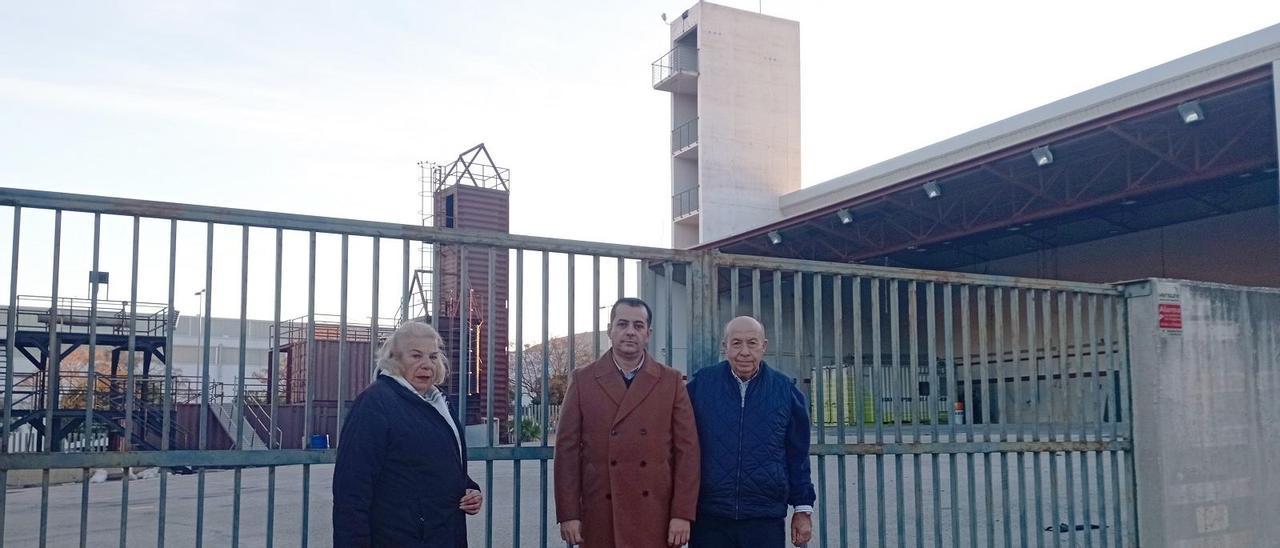 Los dirigentes vecinales Carmela Fernández y Salvador Aranda con el concejal socialista Rubén Viruel (centro), en el parque de bomberos la pasada semana.