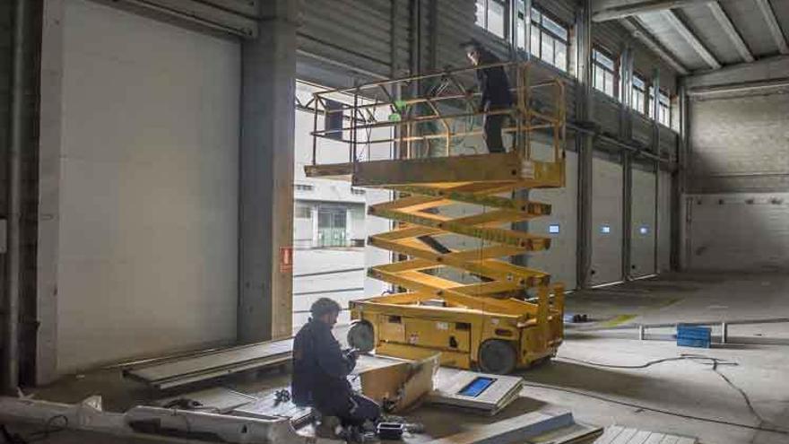 Trabajos de reforma de una nave realizadas por el Centro de Transportes.