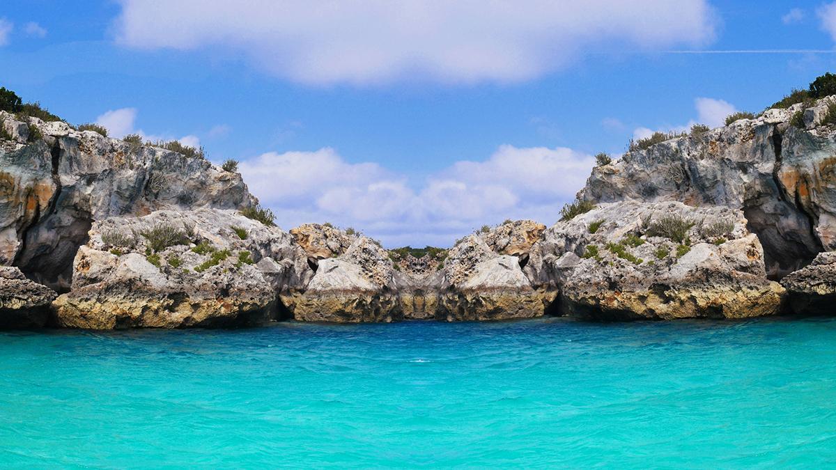 Thunderball Grotto, en las Exumas, es una de las cuevas marinas más famosas de Bahamas y debe su nombre a Thunderball, la película de James Bond rodada entre aguas turquesas y arrecifes del Caribe.
