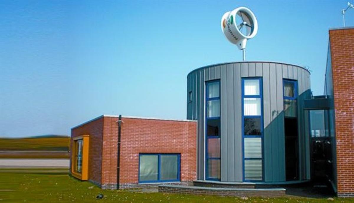 Un miniaerogenerador a la teulada del que es coneix com a Edifici de l’Energia, a Rotterdam. Un miniaerogenerador a la teulada del que es coneix com a Edifici de l’Energia, a Rotterdam.